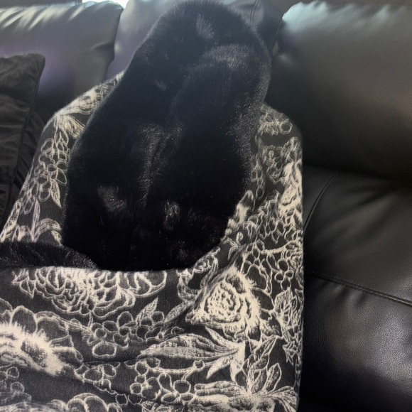 Floral Black and White faux fur collar Blanket scarf - Picture 2 of 5